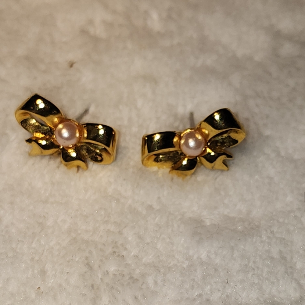 Vintage Trifari Bow Earrings with Faux Pearl Accents – Gold Tone Pierced Studs - Picture 2 of 4